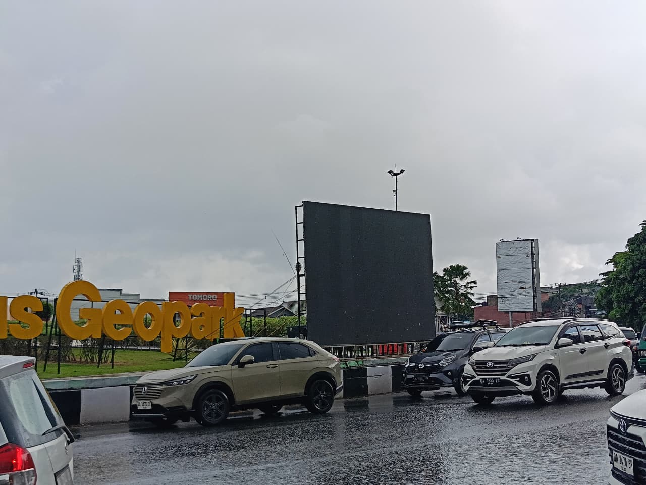 VIDEOTRON: sembilan Videotron disiapkan untuk jamaah 5 Rajab salah satunya di bundaran Simpang Empat Banjarbaru.