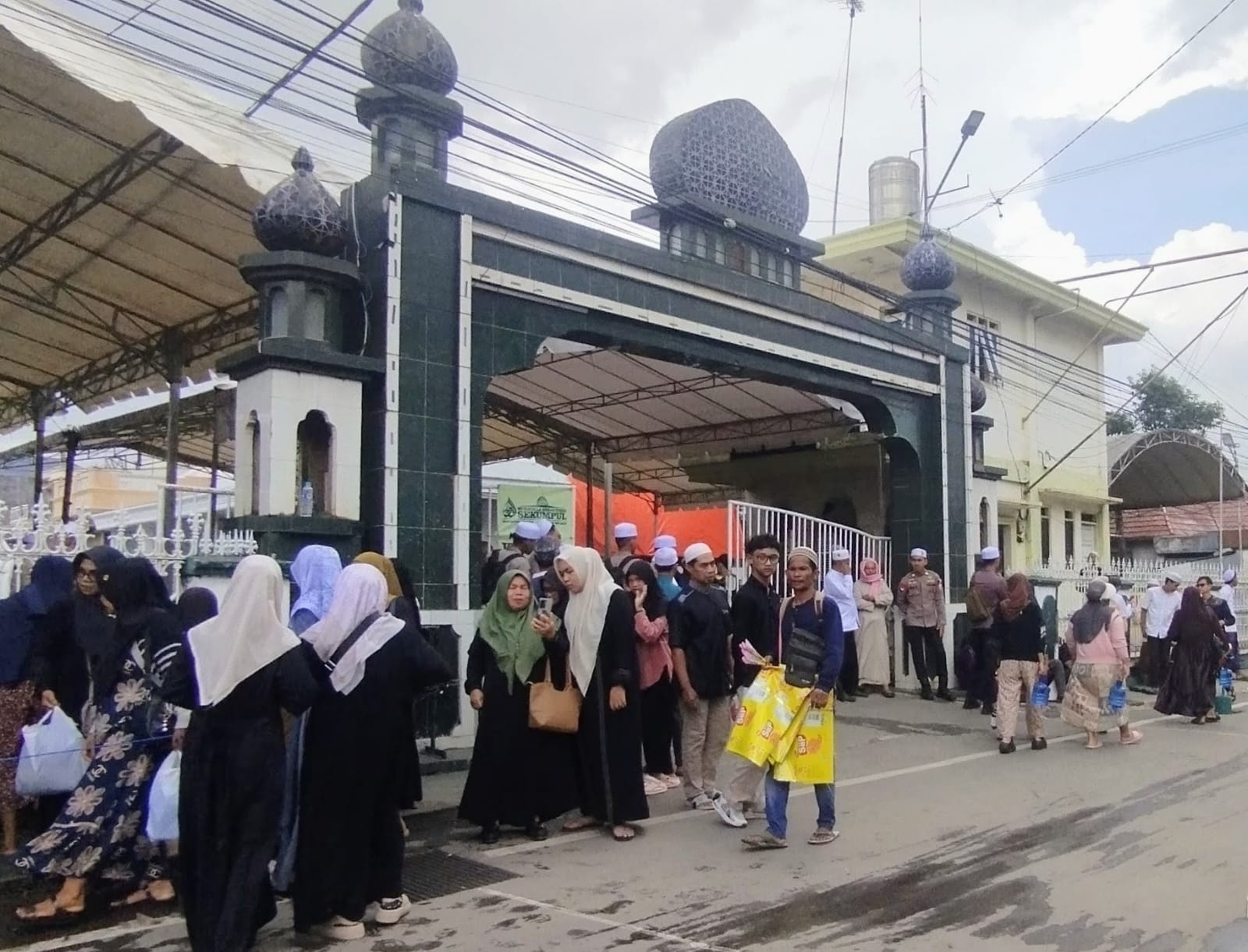 PADAT: Jemaah dari berbagai daerah memadati kawasan Sekumpul, Martapura, Jumat (26/12/2025).