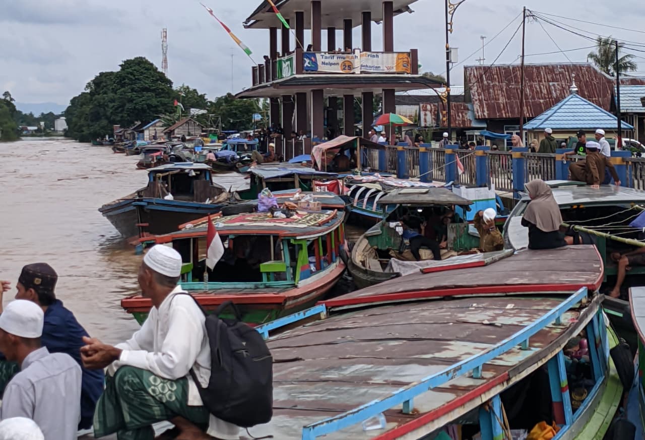 TIBA: Rombongan jamaah yang menggunakan kelotok sedang bertambat di salah satu dermaga di Martapura untuk menghadiri momen 5 Rajab Sekumpul, Jumat (25/12/2025).