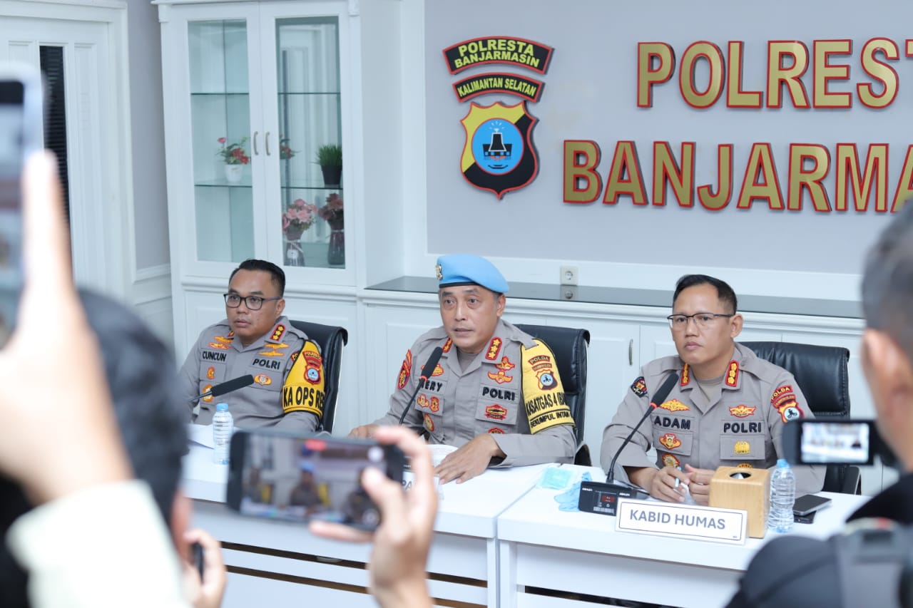JUMPA PERS: Kabid Propam Polda Kalsel, Kombes Pol Hery Purnomo bersama Kabid Humas Kombes Pol Adam Erwindi dan Kapolresta Banjarmasin Kombes Pol Cuncun Kurniadi memberikan keterangan.
