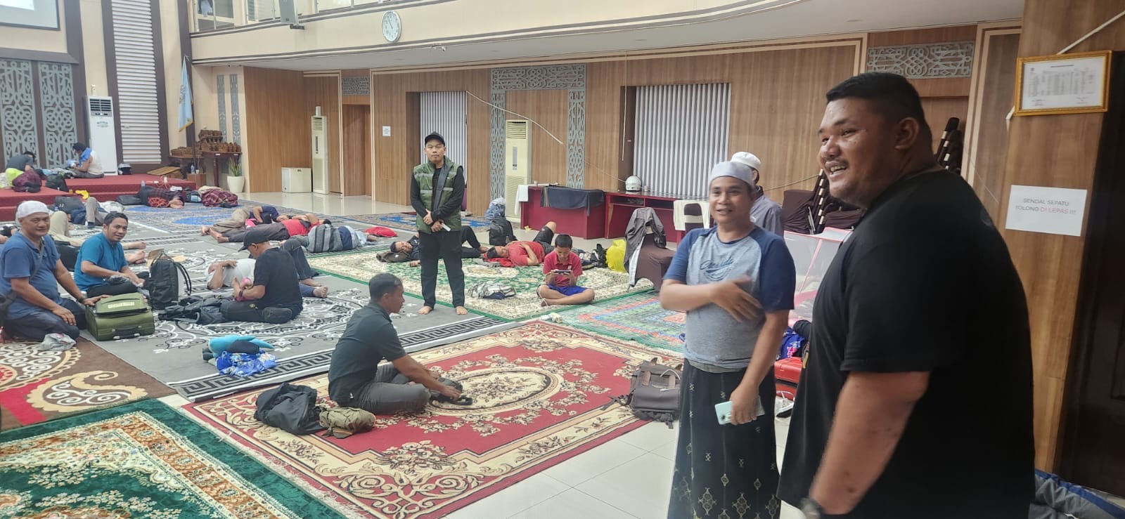 MENINJAU: Ketua DPRD Kabupaten Banjar H Agus Maulana meninjau kedatangan jamaah peringatan 5 Rajab di Kantor Sekretariat DPRD Kabupaten Banjar yang dibuka sebagai tempat istirahat dan menginap.