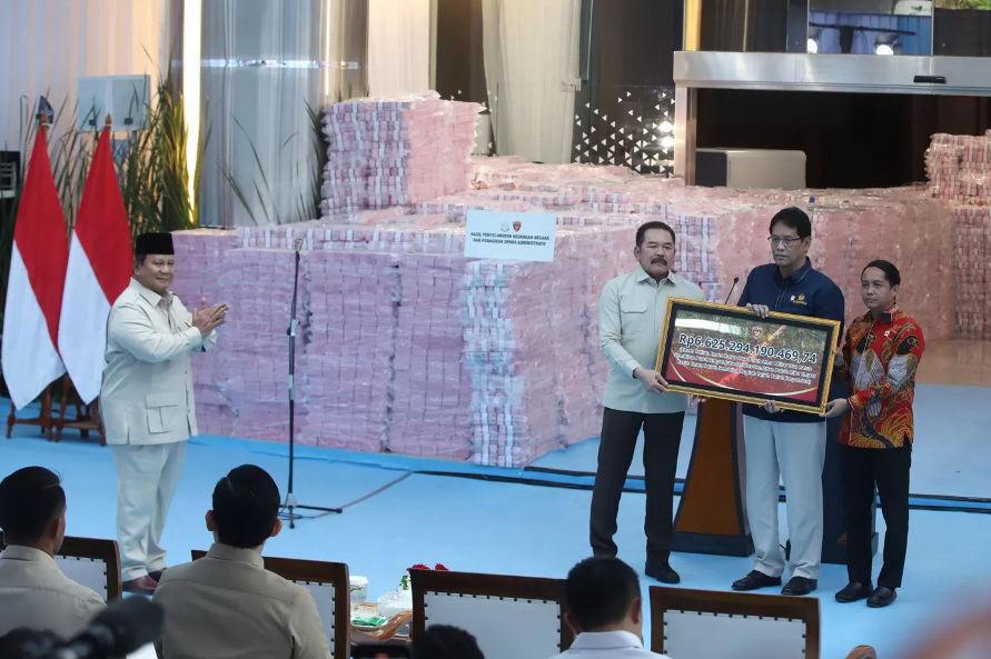 HASIL PENAGIHAN: Presiden Prabowo Subianto menyaksikan Jaksa Agung ST Burhanuddin menyerahkan uang hasil penagihan denda administratif kehutanan dan penyelamatan keuangan negara dari hasil korupsi