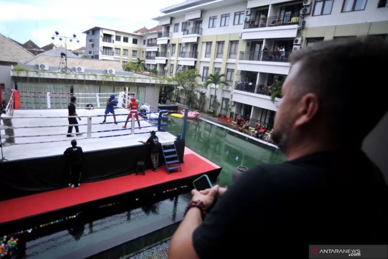 TINJU: Suasana pertandingan tinju. Perbati bakal mengguyur bonus petinju yang membawa pulang medali dari SEA Games 2025. (ANTARA)
