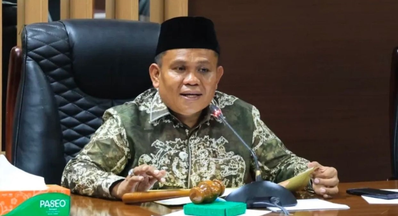 MEMIMPIN: Wakil Ketua DPRD Tanah Bumbu Hasanuddin saat memimpin rapat kerja di Gedung DPRD Tanah Bumbu. (Hasanuddin untuk Radar Banjarmasin)