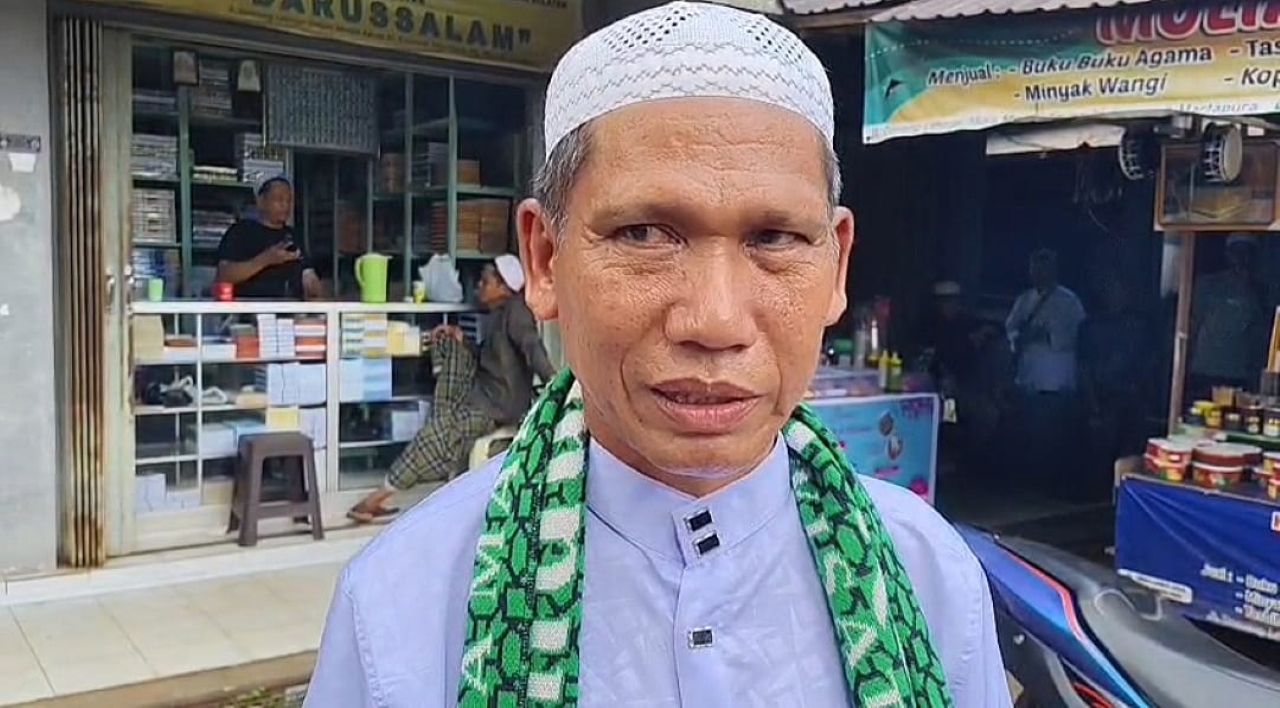 BERCERITA: M. Arsat, pimpinan rombongan jemaah asal Riau saat menceritakan perjalanannya.