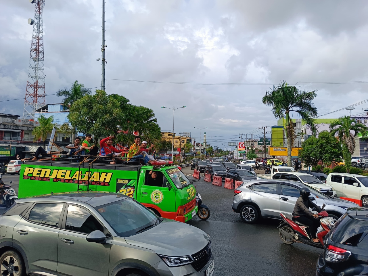 PADAT: Arus lalu lintas di Simpang Empat Banjarbaru mulai padat menjelang peringatan momen 5 Rajab.