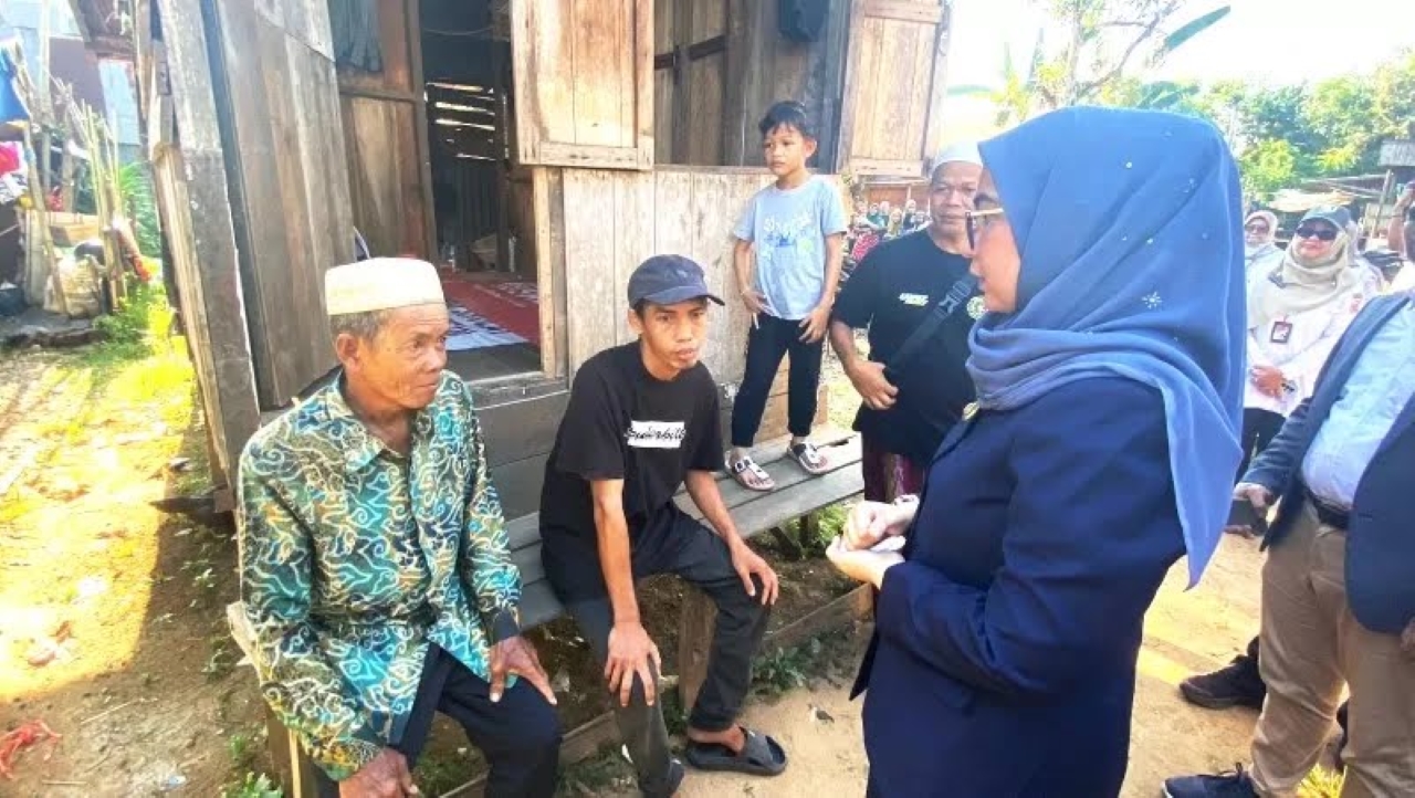 DIBEDAH: Wali Kota Banjarbaru, Erna Lisa Halaby saat menyambangi rumah warga yang direhab di Kecamatan Cempaka.