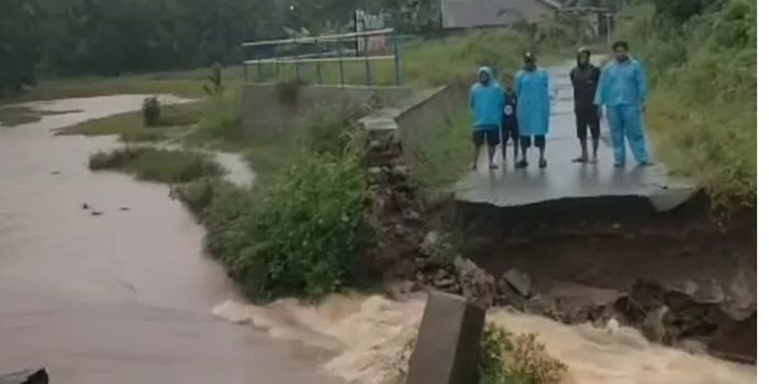 TERPUTUS: Jembatan penghubung antar dusun 2 dan dusun 3 Desa Martadah Baru putus dibawa derasnya aliran air.