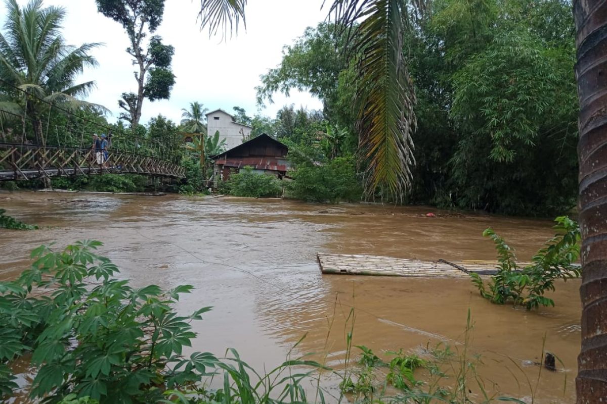 SEMPAT TERENDAM: Sungai Batang Alai meluap, rumah warga di Desa Nateh sempat terendam.
