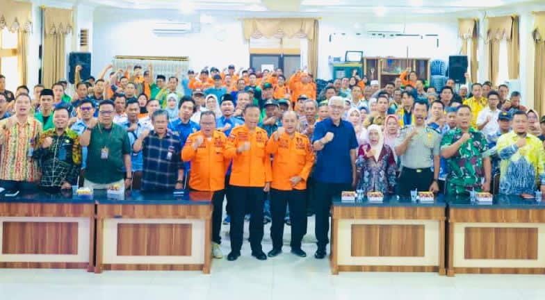 MOMEN:Kepala BPBD Kabupaten HSU, H Syamrani (tengah) dan Wabup HSU, Hero Setiawan (lima dari kanan) dalam rakor lintas sektor kebencanaan di Aula Agung Setda HSU, Jumat (26/12/2025).