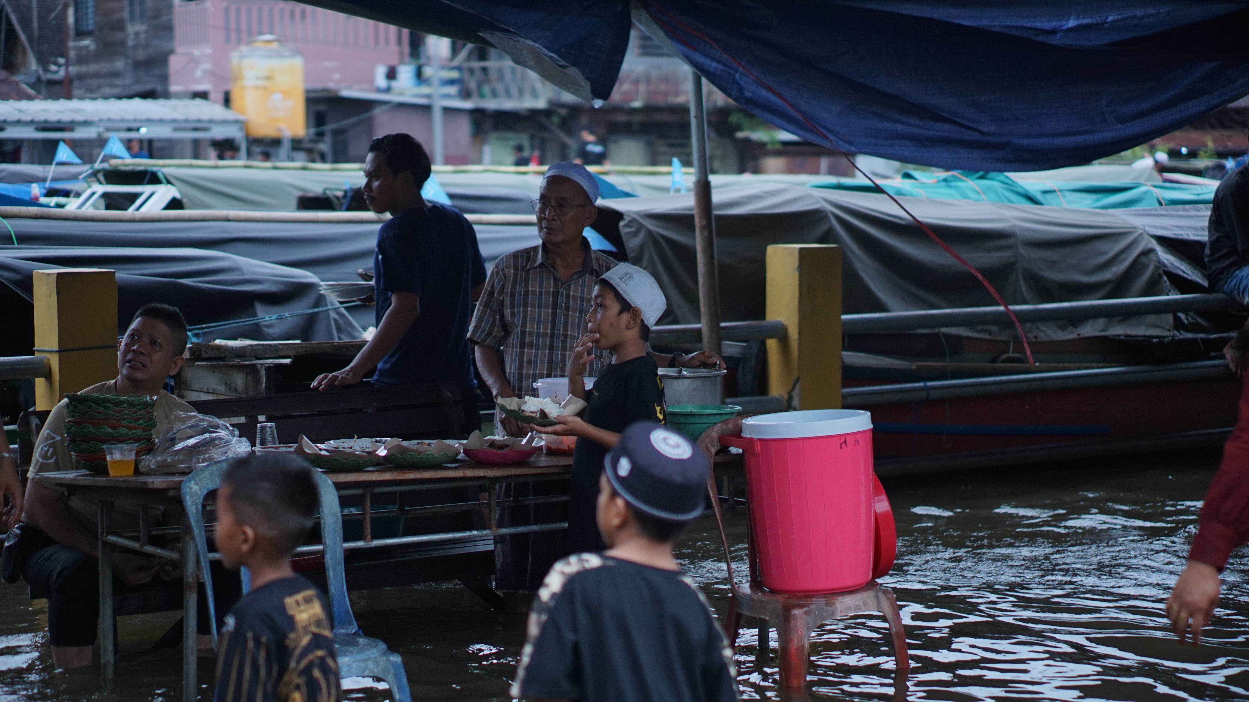 ANTUSIAS: Meski banjir, dapur Murung Kenanga tetap antusias layani jemaah pengajian 5 Rajab.
