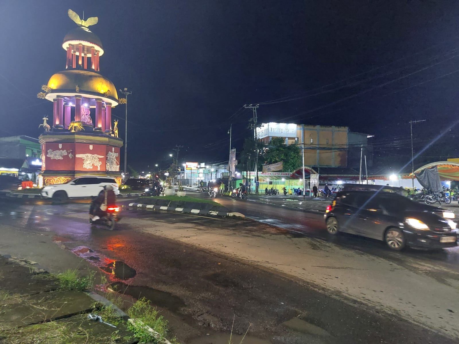 NORMAL: Arus lalu lintas di Bundaran Simpang 3 Angsau kembali normal setelah siang tadi sempat padat.