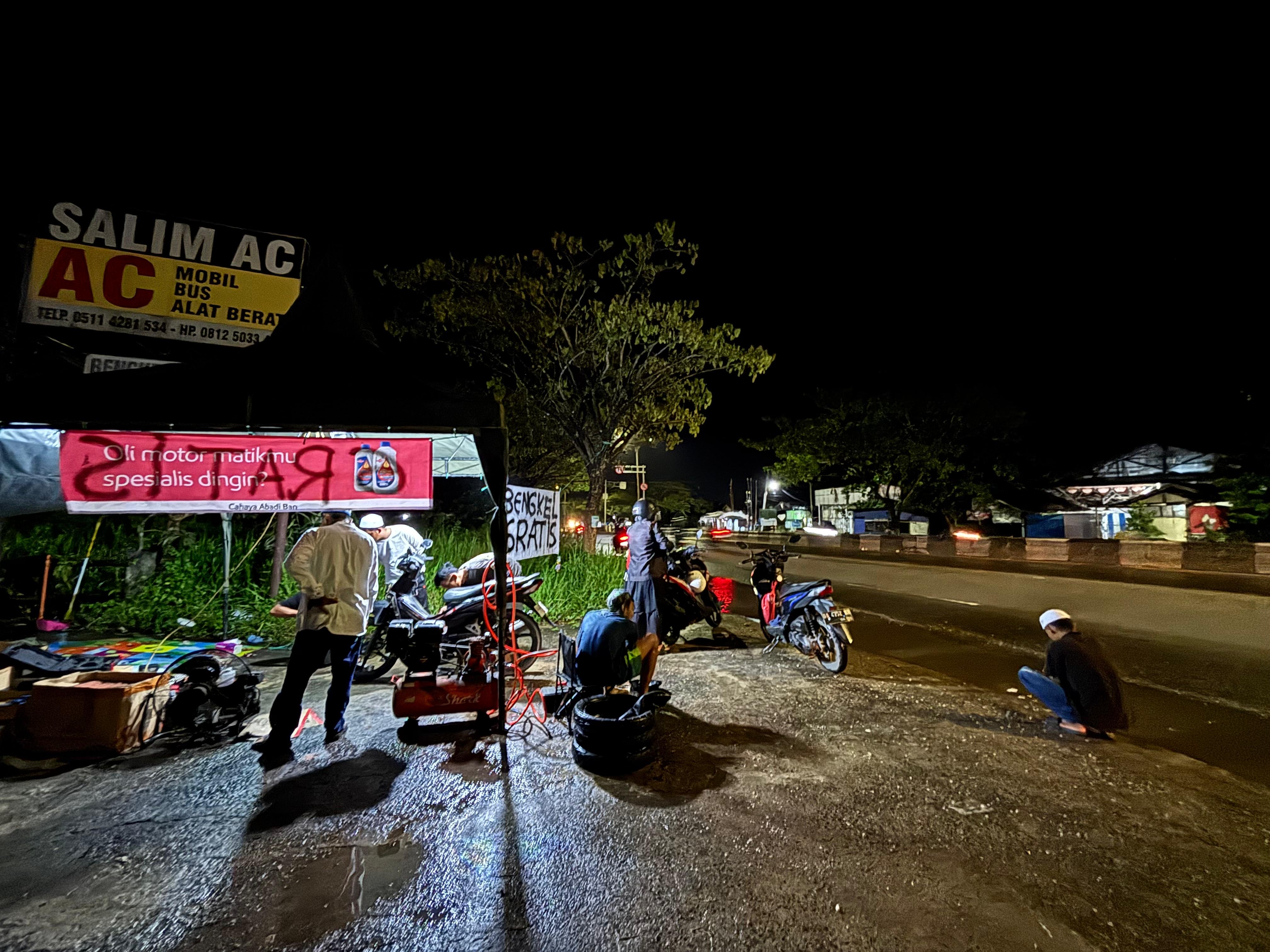MELAYANI: Bengkel gratis di kilometer 18 Gambut, terpantau melayani sepeda motor yang bermasalah untuk jemaah momen 5 Rajab.