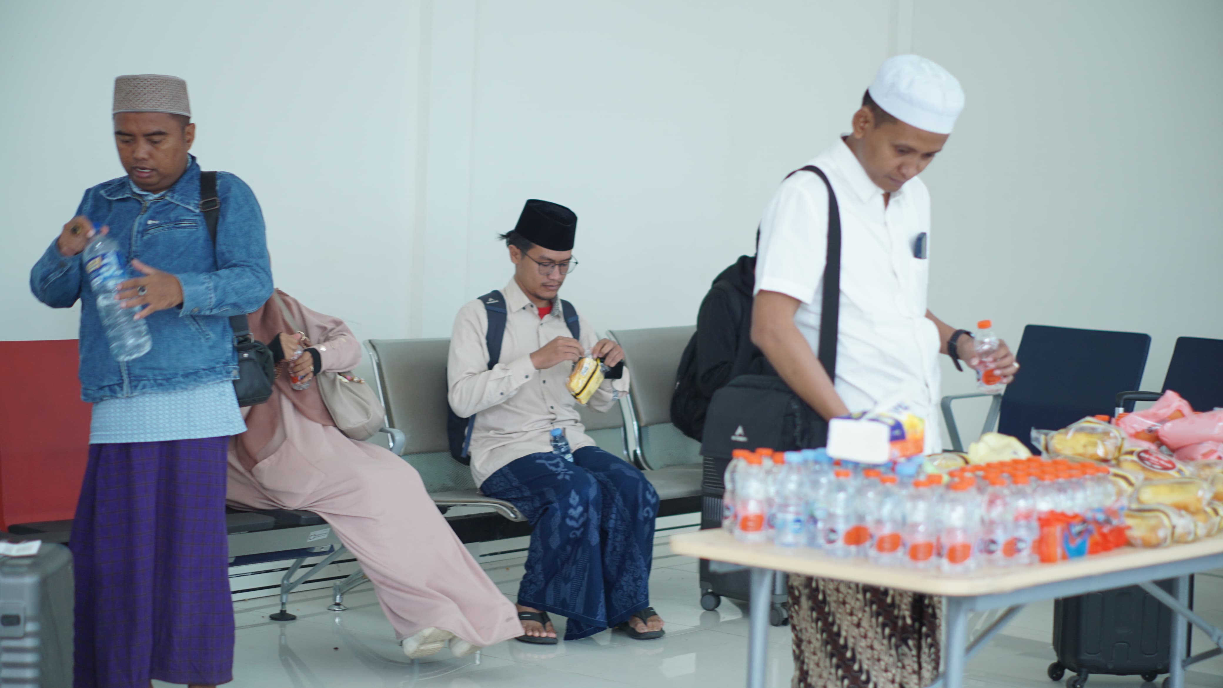 RAMAI: Area kedatangan di Bandara Internasional Syamsudin Noor ramai dipadati jemaah dari berbagai daerah luar Kalsel. Mereka tampak menikmati jamuan di posko.
