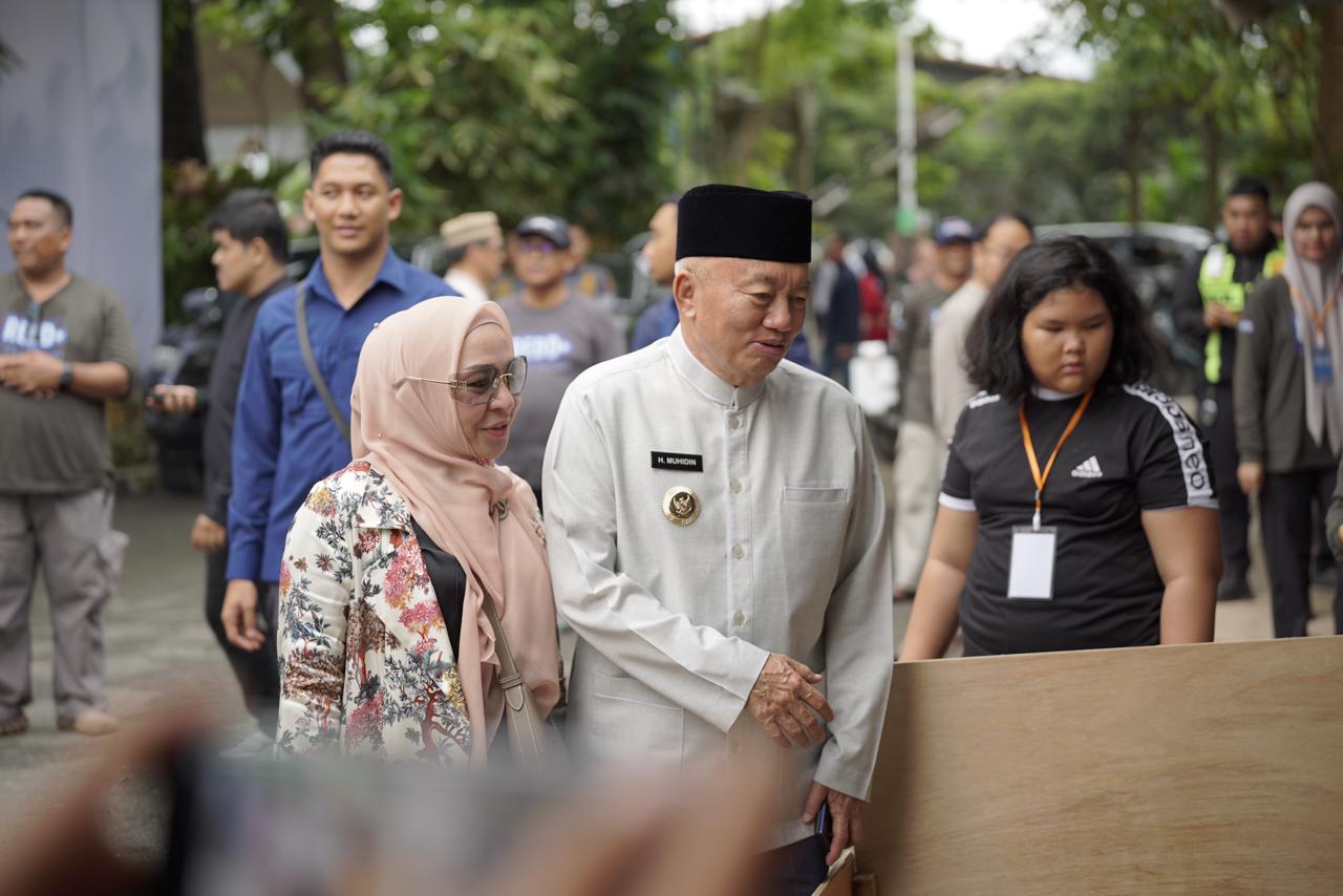 MENINJAU: Gubernur Kalsel, H. Muhidin dan istri Hj. Fathul Jannah bersama jajaran SKPD saat meninjau persiapan posko, Sabtu (27/12/2025) sore.