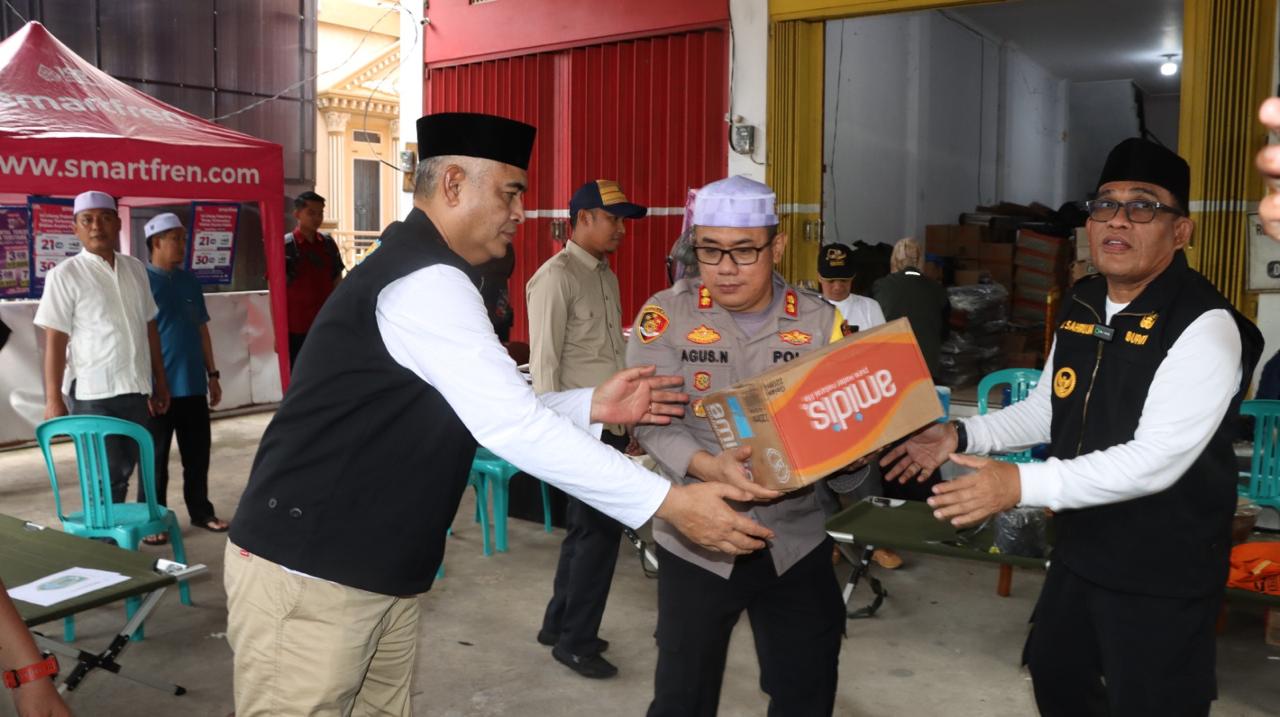 RESPONSIF:Wabup HSU, Hero Setiawan dan Kapolres HSU, AKBP Agus Nuryanto, serta Bupati HSU, H Sahrujani bersama sama mengangkat bantuan untuk korban banjir di Kabupaten Balangan.
