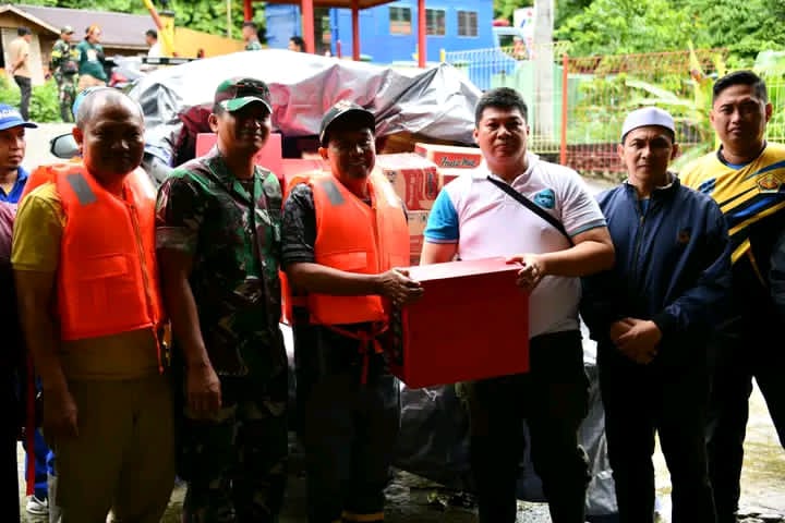 SALURKAN:Bupati HSS merespon cepat bencana banjir yang terjadi di sejumlah wilayah di HSS denganmenyalurkan bantuan logistik untuk warga yang terdampak banjir.
