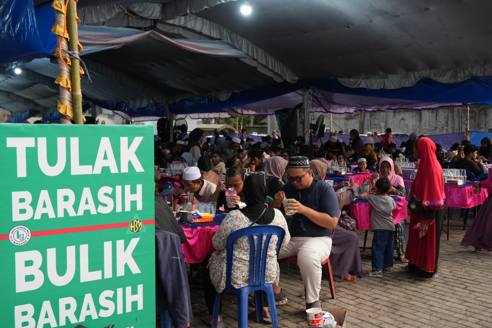 POSKO SINGGAH: Jemaah yang hendak ke Sekumpul Martapura di momen 5 Rajab, sangat terbantu dengan keberadaan posko singgah.