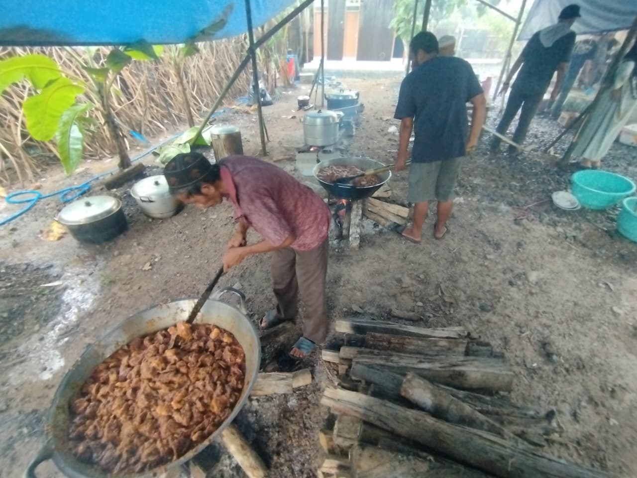 GOTONG ROYONG: Relawan Dapur Umum Mushola Abu Yazid Al-Busthami mengolah daging sapi menjadi berbagai menu untuk jemaah, Jumat (26/12).