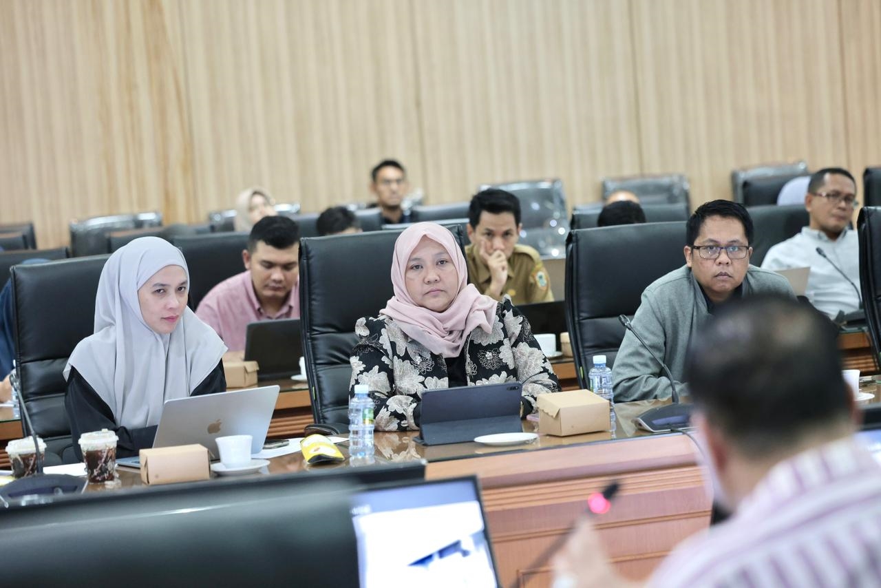 RAPAT: Pemprov Kalsel bersama Banggar DPRD membahas APBD Kalsel hasil evaluasi Kemendagri, Selasa (23/12) malam.