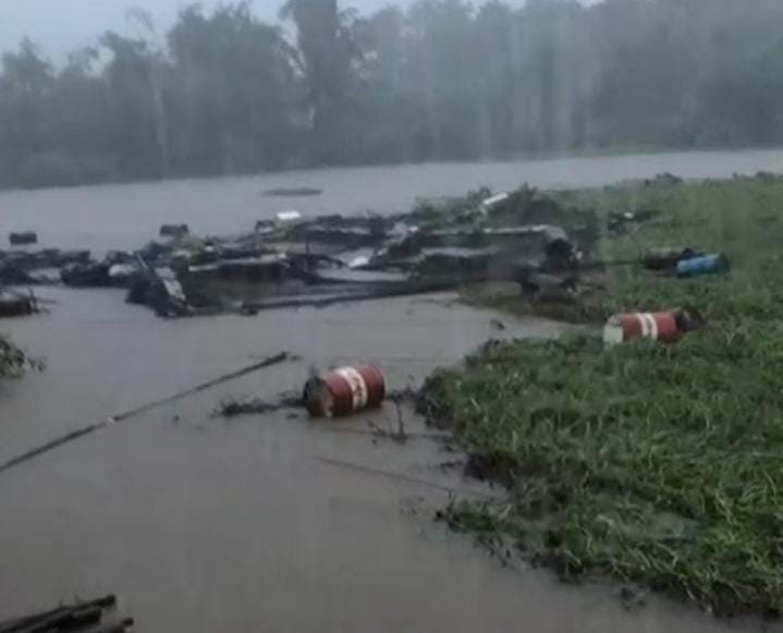 NAIK DRASTIS: Usai diguyur hujan semalaman, debit Sungai Riam Kanan meningkat drastis pada Sabtu (27/12) pagi.