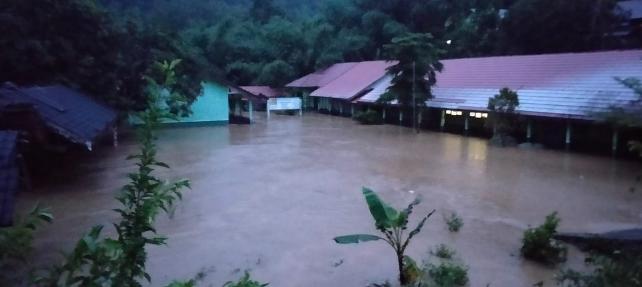 TERENDAM: Salah satu sekolah di Kecamatan Loksado terendam banjir akibat meluapnya sungai amandit. Foto: