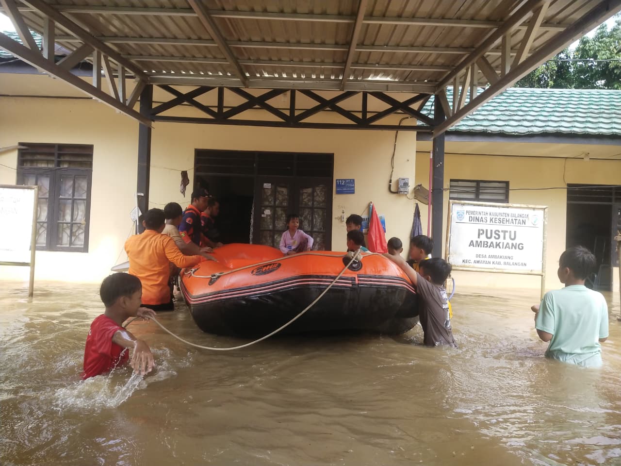 EVAKUASI: Petugas BPBD Balangan bersama relawan gabungan membantu proses evakuasi warga yang terdampak banjir.