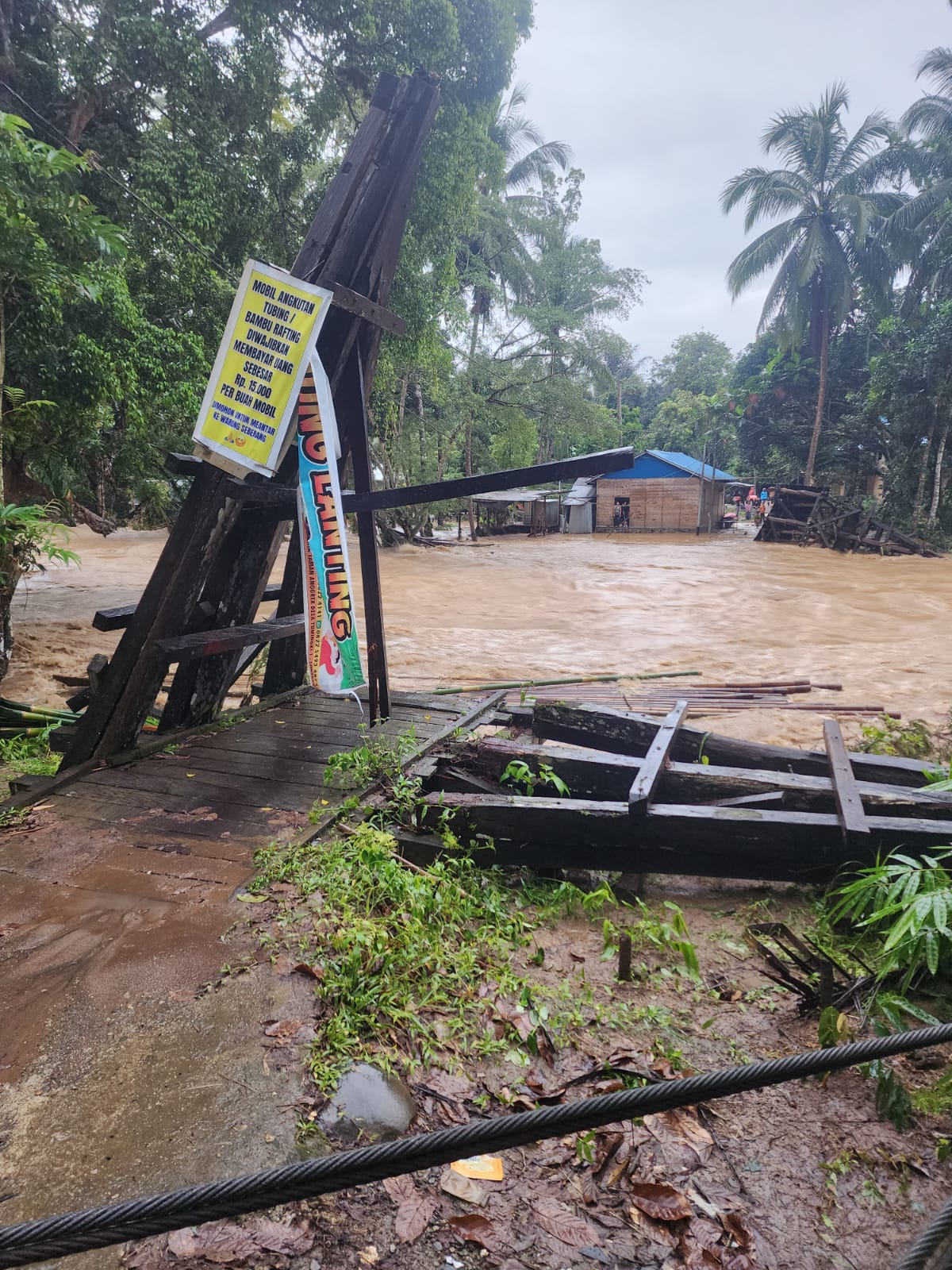 PUTUS: Jembatan Gantung di Desa Tumingki Kecamatan Loksado putus akibat diterjang arus sungai Amandit yang meluap.