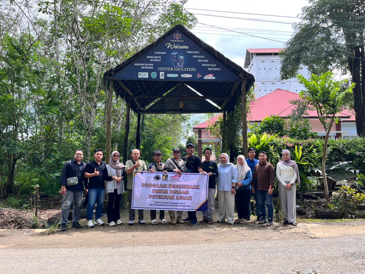 MOMEN: Pelaku UMKM peternak lebah binaan PAMA ARIA dan Arutmin Satui berfoto bersama saat kegiatan benchmark ke UMKM ternak lebah binaan PT KPP Rantau.