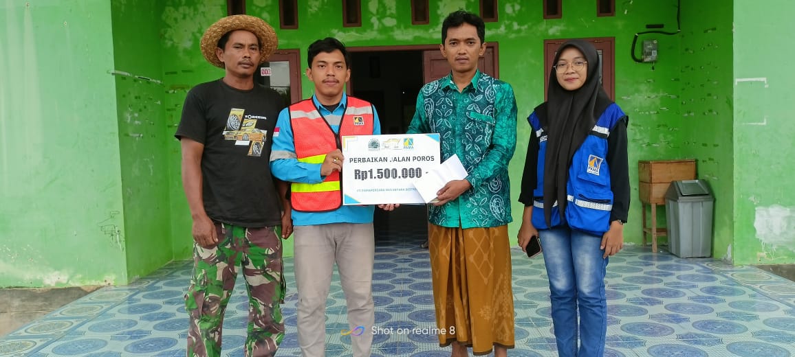 BANTUAN: Perwakilan PT Pamapersada Nusantara Distrik ARIA menyerahkan bantuan perbaikan jalan poros secara simbolis kepada Pemerintah Desa Mekar Sari, Kecamatan Kintap.