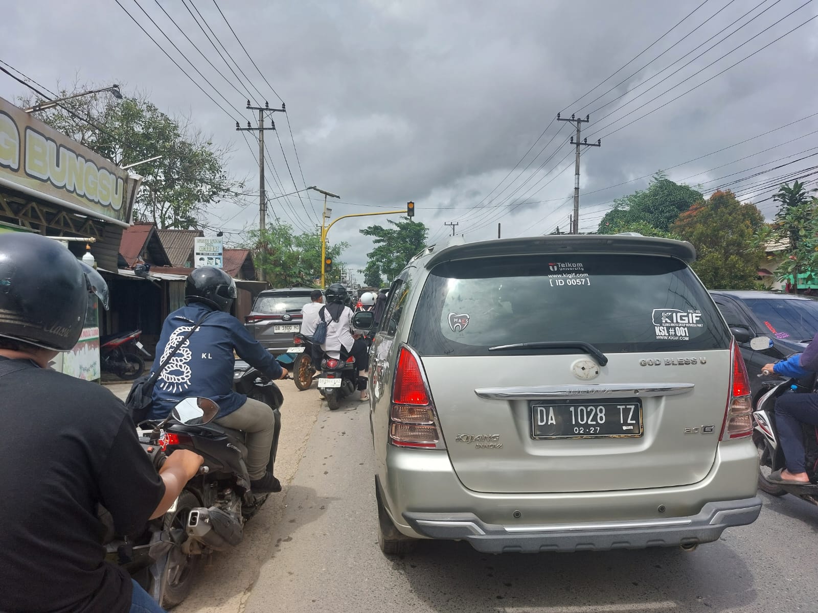 MELAMBAT: Jalan A Yani di depan Kompi Semapan C yang terjadi perlambatan karena ada relawan yang membagikan makanan.