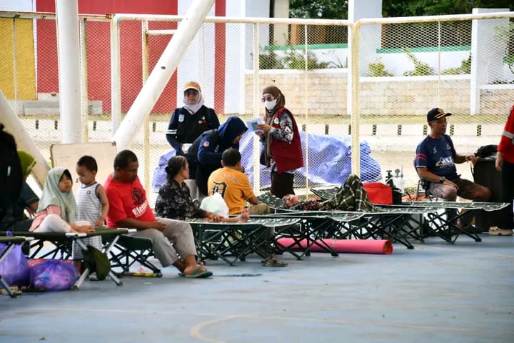 RESPONS CEPAT: BPBD HSS bersama tim gabungan mendirikan posko induk Bencana Banjir di Lapangan Basket Lambung Mangkurat Kandangan.