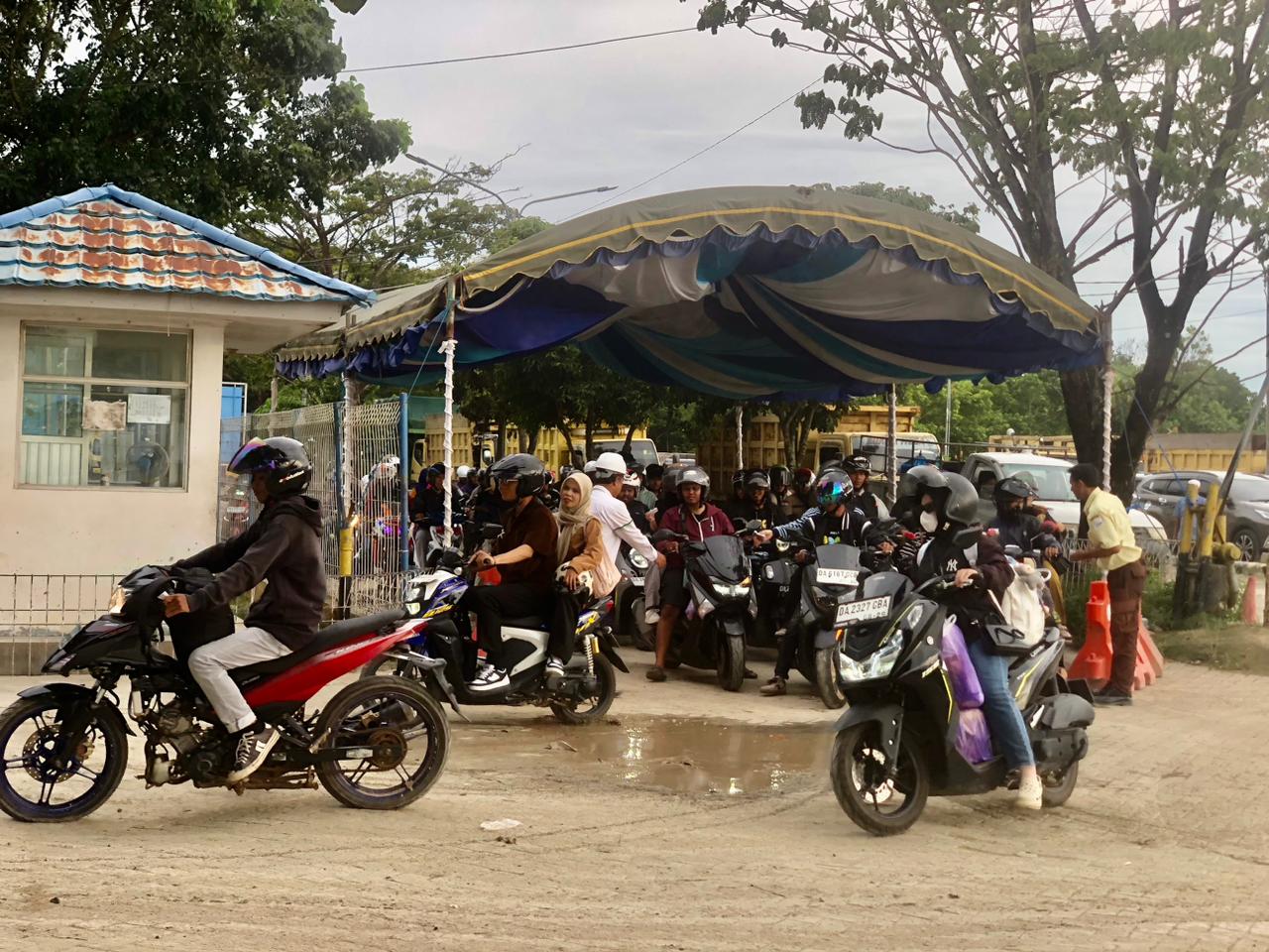 KEMBALI LANCAR: Antrian pengendara di Pelabuhan Ferry Tanjung Serdang lancar.