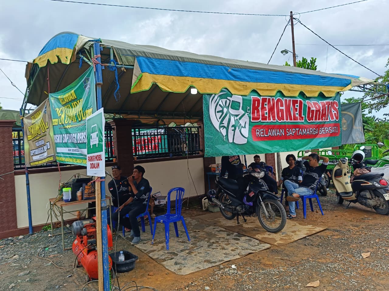PELAYANAN: Relawan Sapta Marga Bersatu memberikan layanan mulai dari makanan hingga bengkel dan BBM gratis.