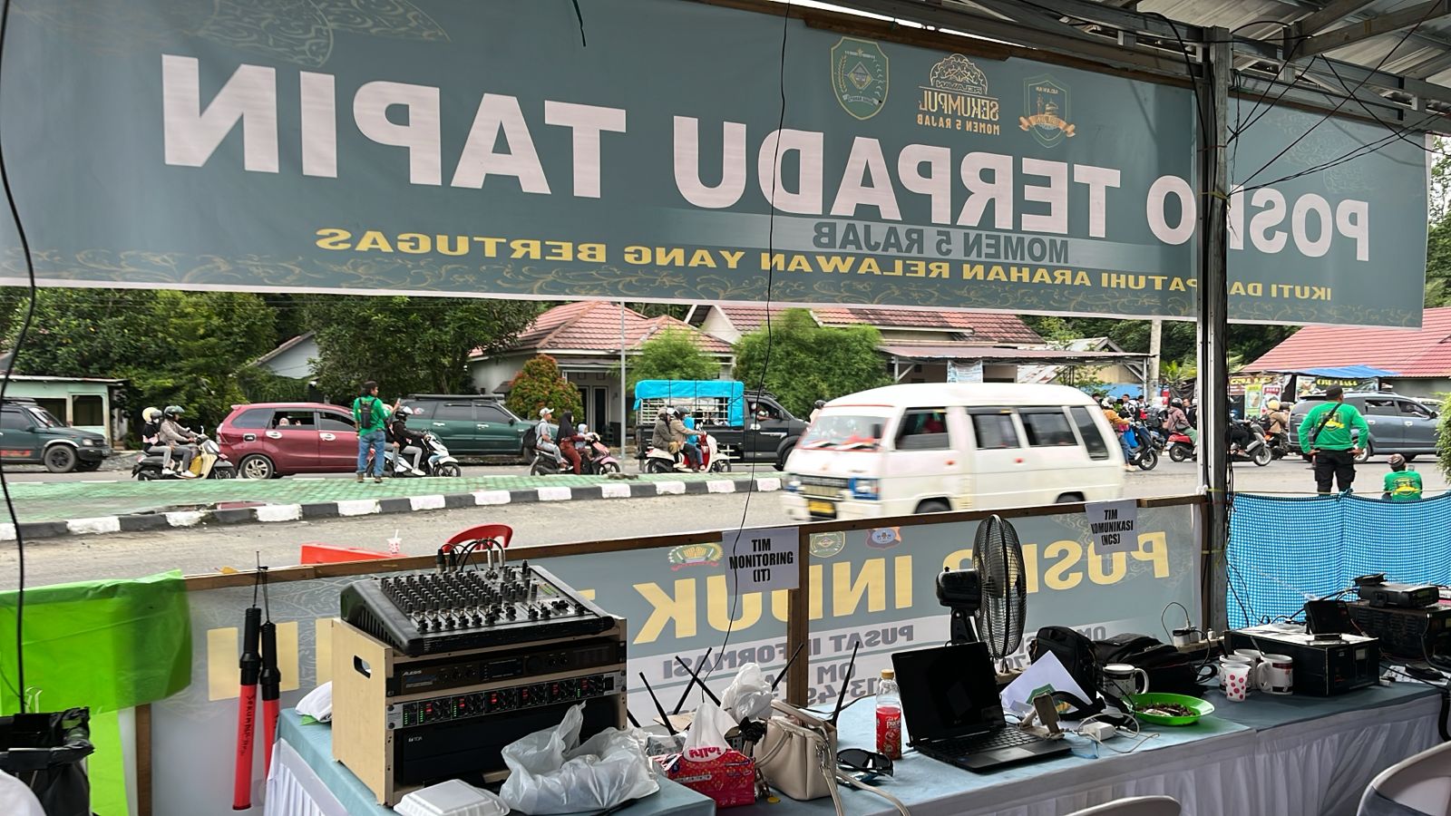 PADAT MERAYAP: Kondisi arus lalu lintas di Kabupaten Tapin sudah mulai padat merayap.