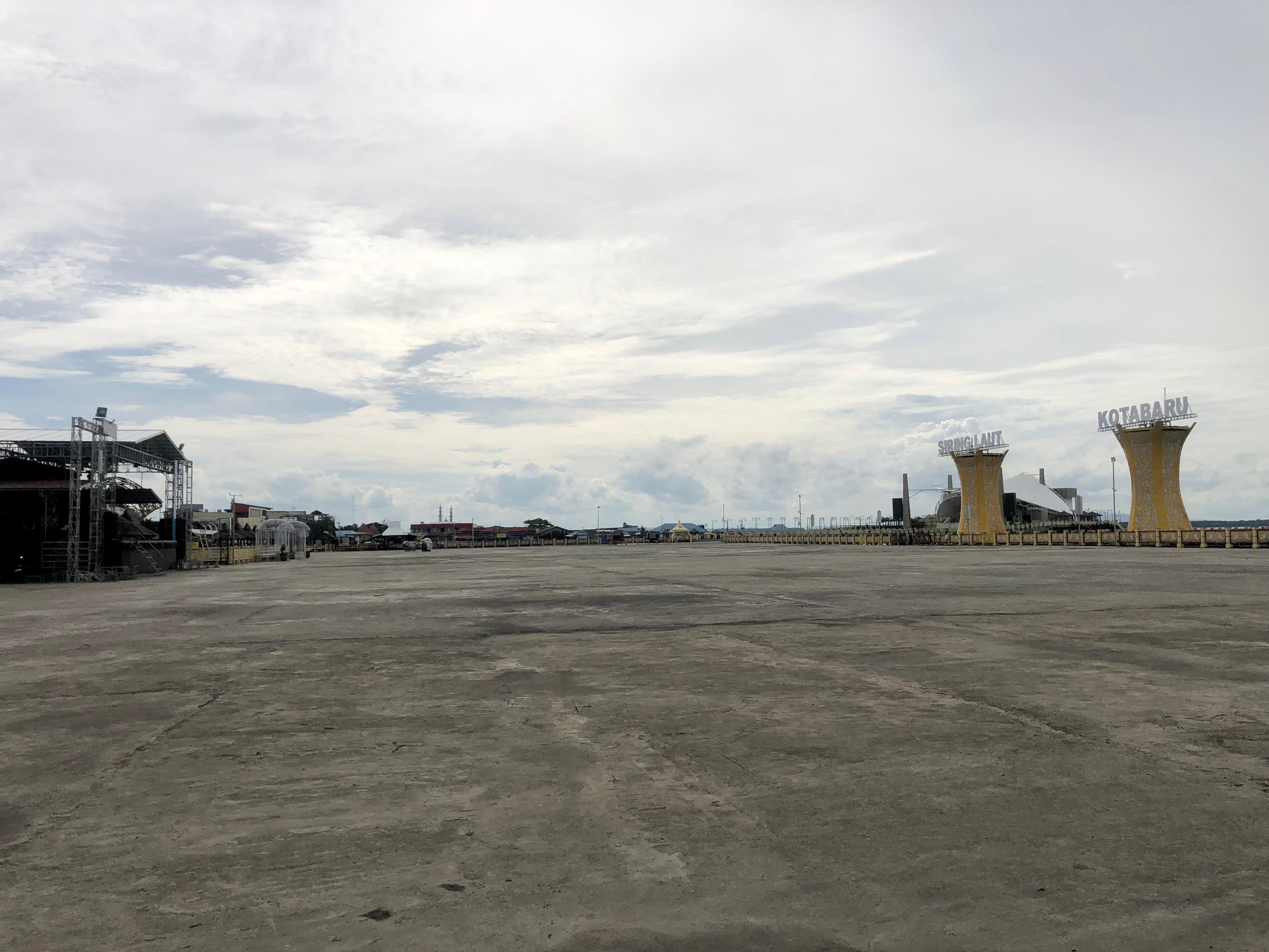 Siring Pulau Laut yang biasanya ramai pengunjung pada sore akhir pekan mendadak lengang.