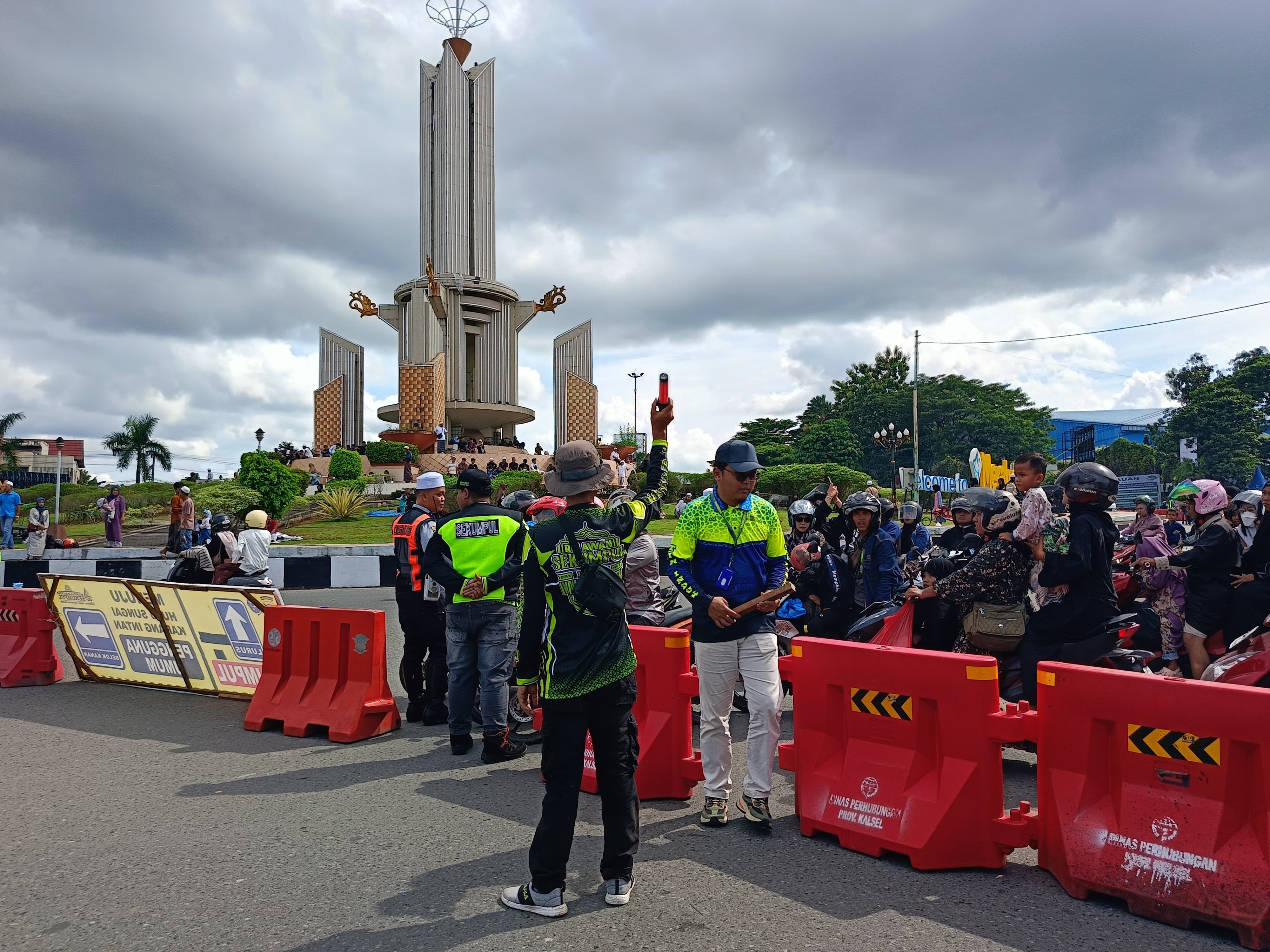 Jemaah 5 Rajab yang naik sepeda motor&nbsp; dialihkan ke Jalan PM Noor, Sungai Ulin. Foto diambil di kawasan Bundaran Simpang Empat.