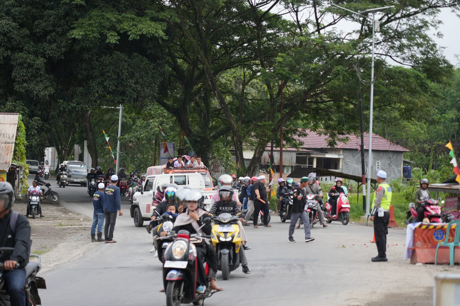 PADAT MERAYAP: Terpantau dari perbatasan Kabupaten Tapin dengan Kabupaten HSS sampai Posko Singgah Masjid Ansharudin Kecamatan Lokpaikat, arus jemaah menuju Sekumpul Martapura padat merayap. Foto Rasi