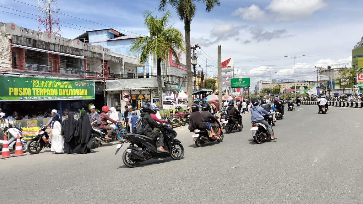 PADAT: Bundaran Simpang Empat Banjarbaru-Sekumpul steril roda empat karena mulai dipadati jemaah pengajian 5 Rajab sekumpul.