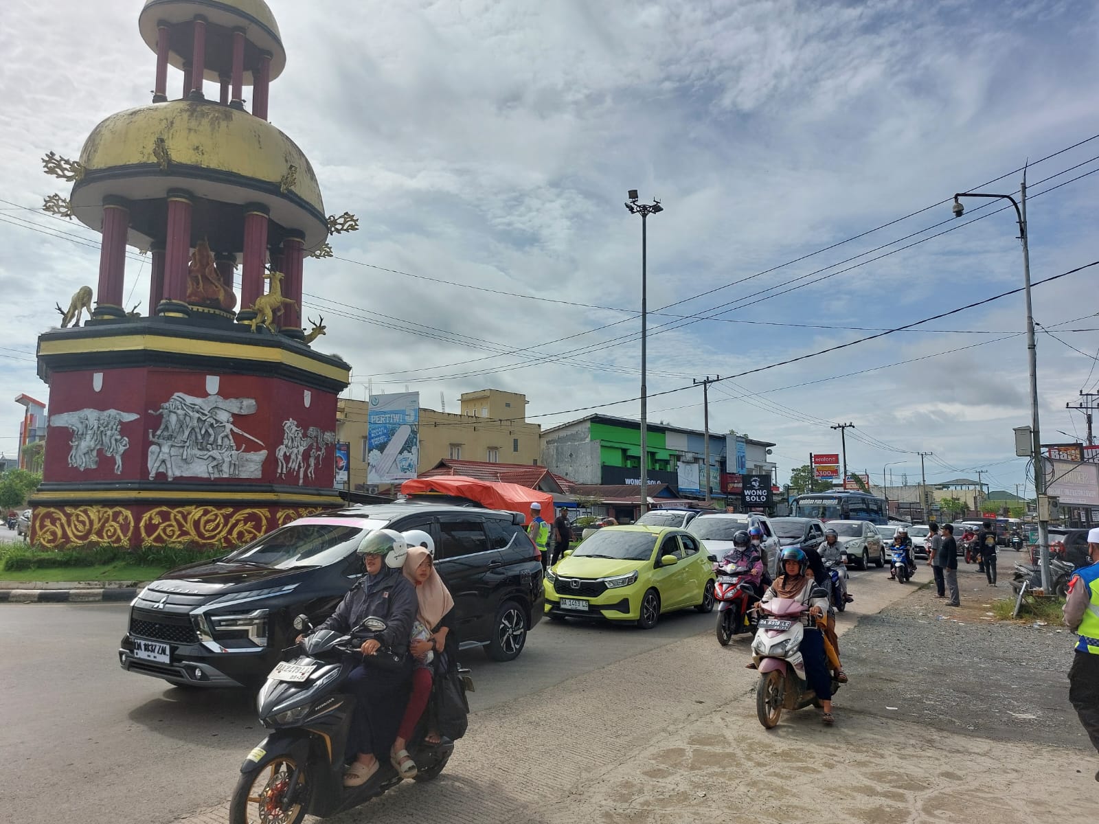 MECET : Kondisi lalu lintas di Jalan A Yani, Bundaran Simpang 3 Angsau Pelaihari. (Foto : Norsalim Yahya/Radar Banjarmasin)