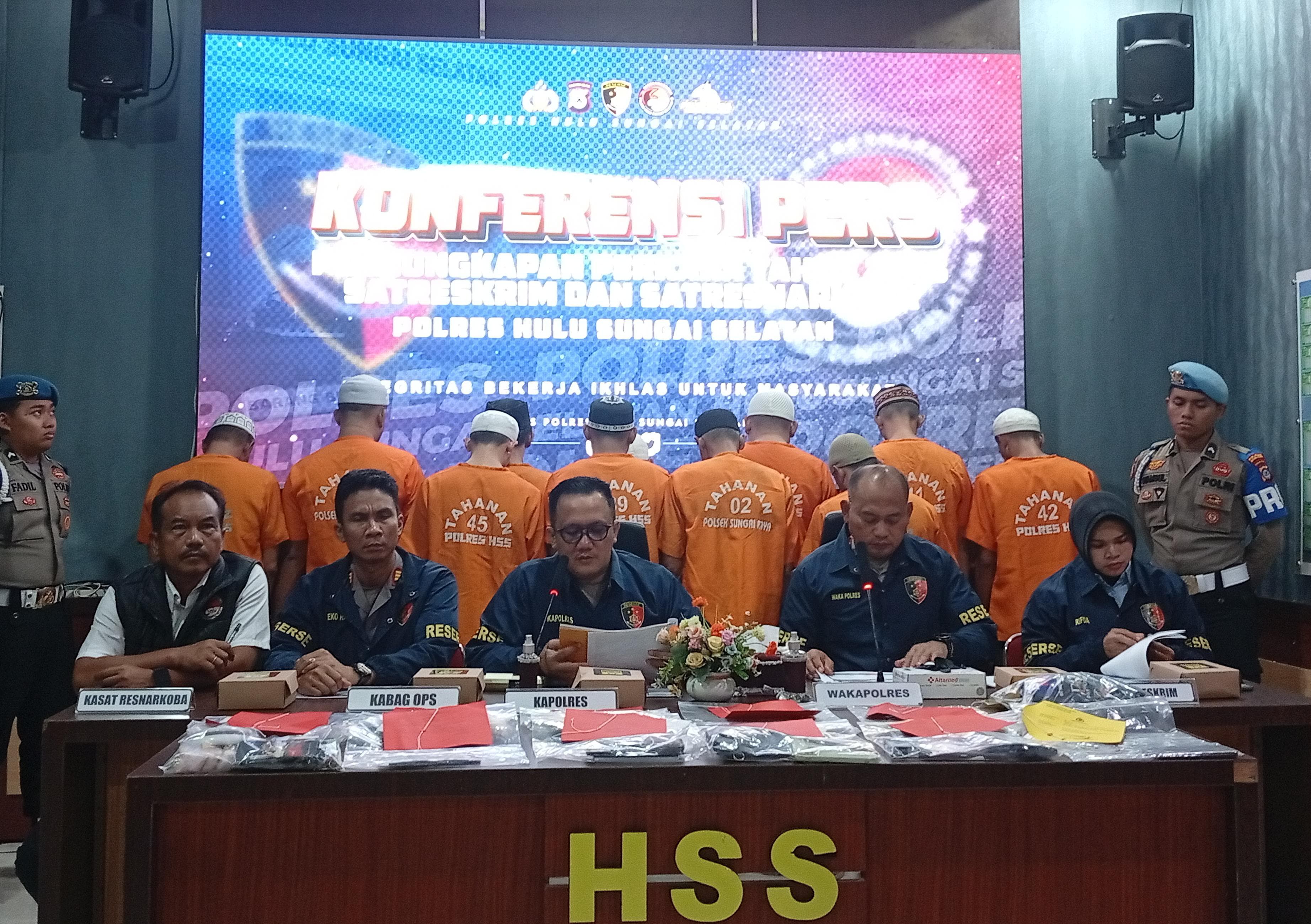 UNGKAP: KAPOLRES HSS AKBP Muhammad Yakin Rusdi sampaikan laporan kasus periode tahun 2025. (Foto: M. Padil Ihsan/Radar Banjarmasin)