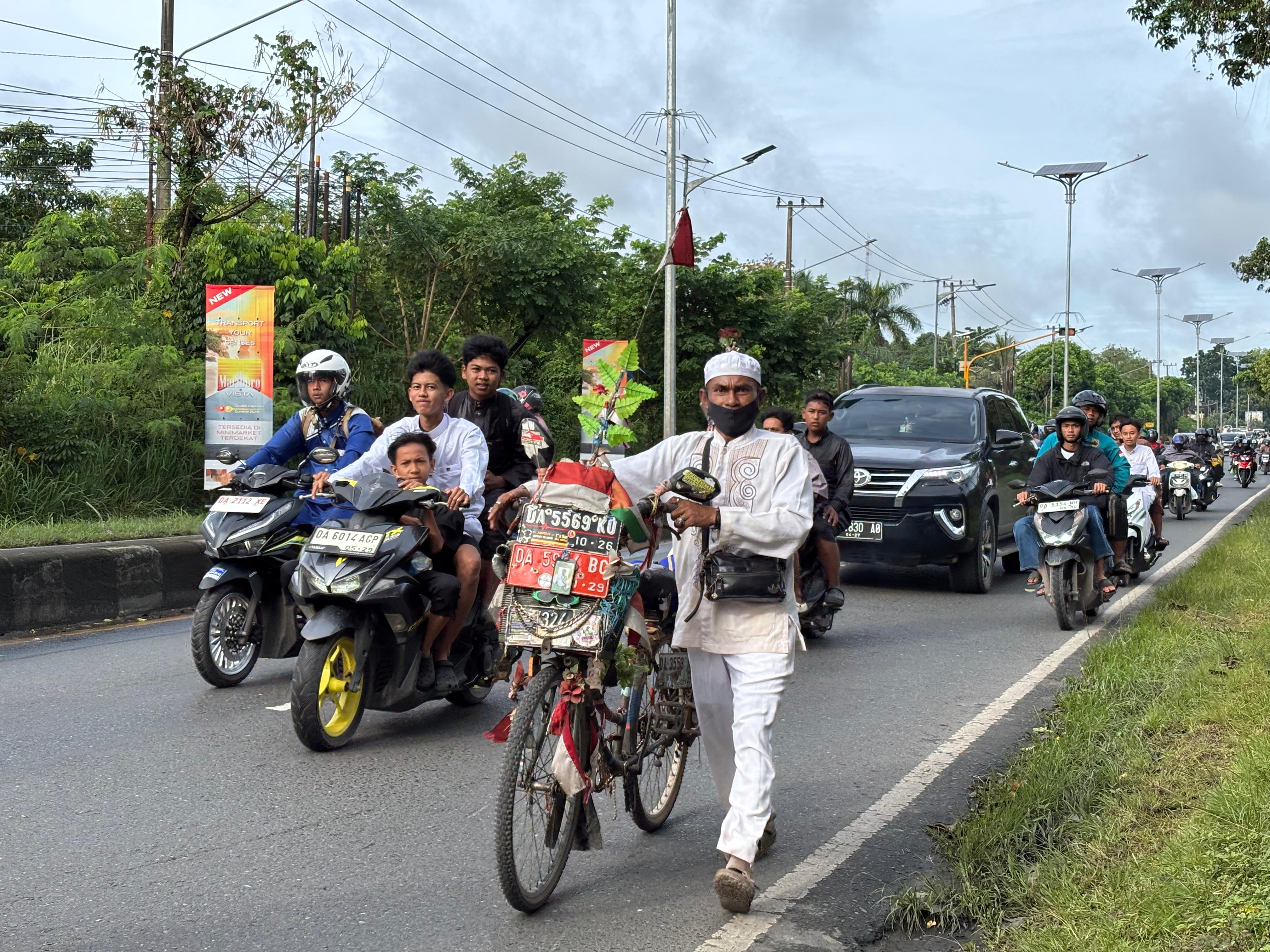 BERSEPEDA: Agus jemaah momen 5 Rajab berangkat pagi ini hanya menggunakan sepeda.