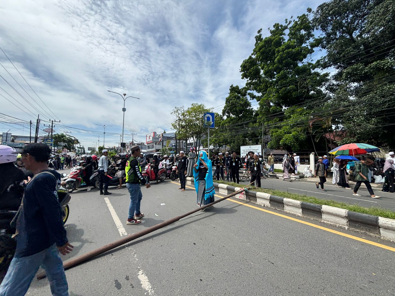Penutupan akses sepeda motor di Jalan Ahmad Yani KM 32 dekat Q Mall Banjarbarbu.(Zulvan Rahmatan/Radar Banjarmasin)