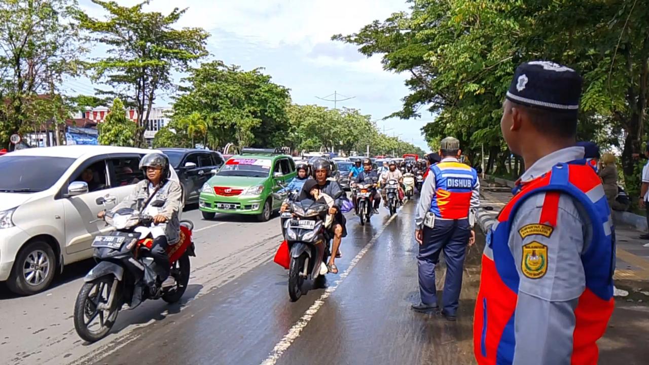 Petugas Dinas Perhubungan Kota Banjarmasin melakukan pengaturan arus lalu lintas di Jalan Ahmad Yani Km 6 depan TVRI, seiring meningkatnya mobilitas kendaraan warga yang melintas menuju luar kota jela