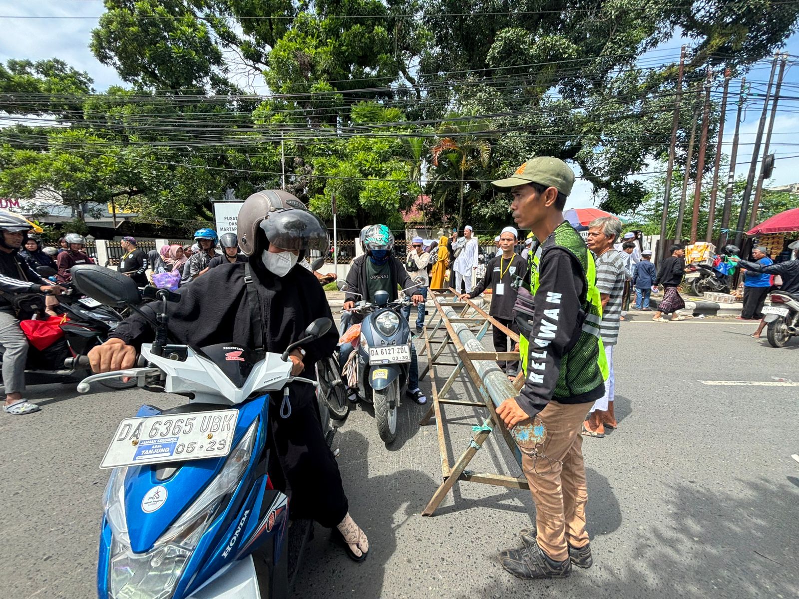 Penutupan akses sepeda motor di Jalan Ahmad Yani KM 32 dekat Q Mall Banjarbarbu.(Zulvan Rahmatan/Radar Banjarmasin)
