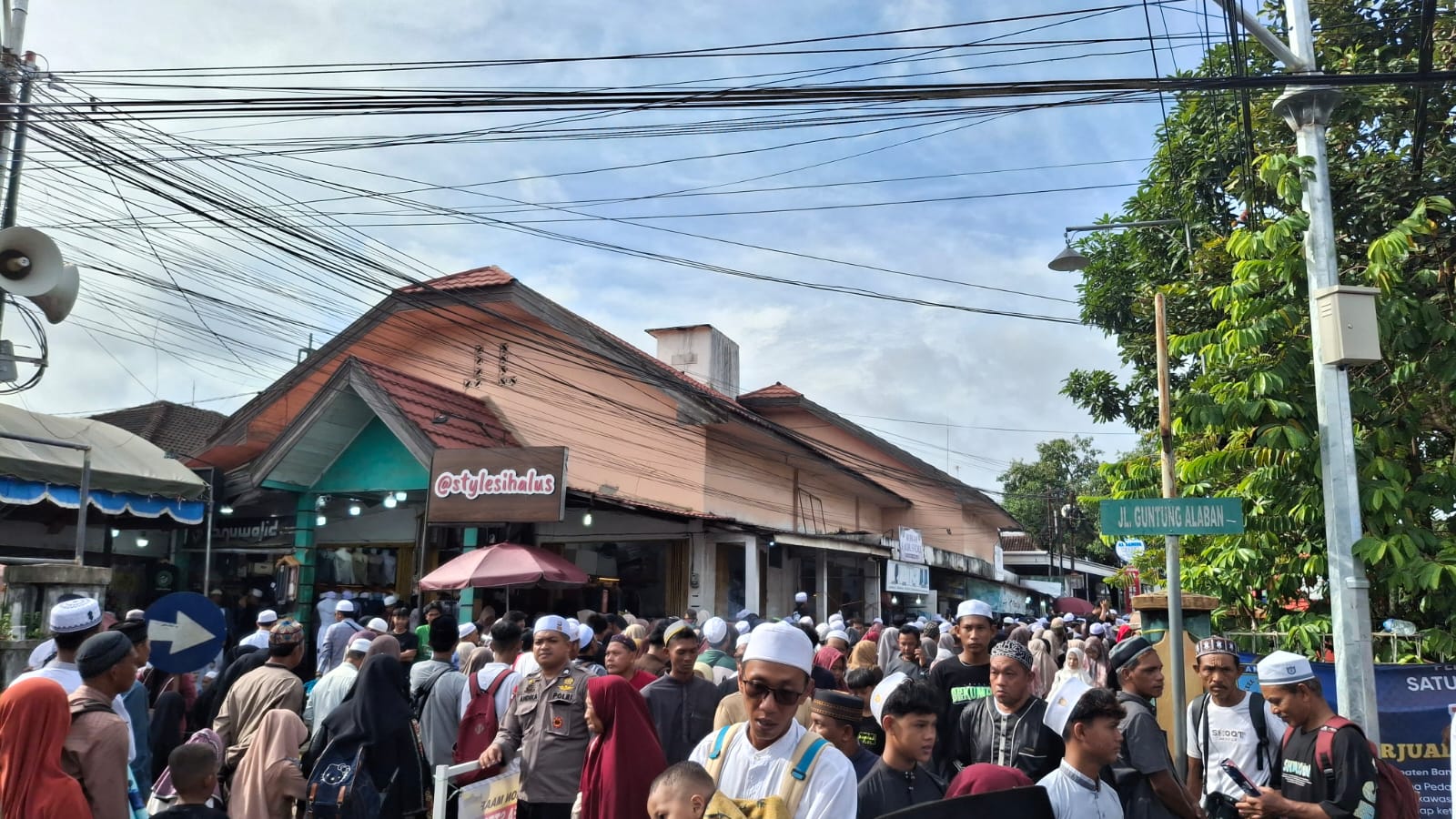Jemaah memadati kawasan Sekumpul, Martapura, Kabupaten Banjar, Minggu (28/12/2025) pagi menjelang siang. (FADLAN ZAKIRI/RADAR BANJARMASIN)