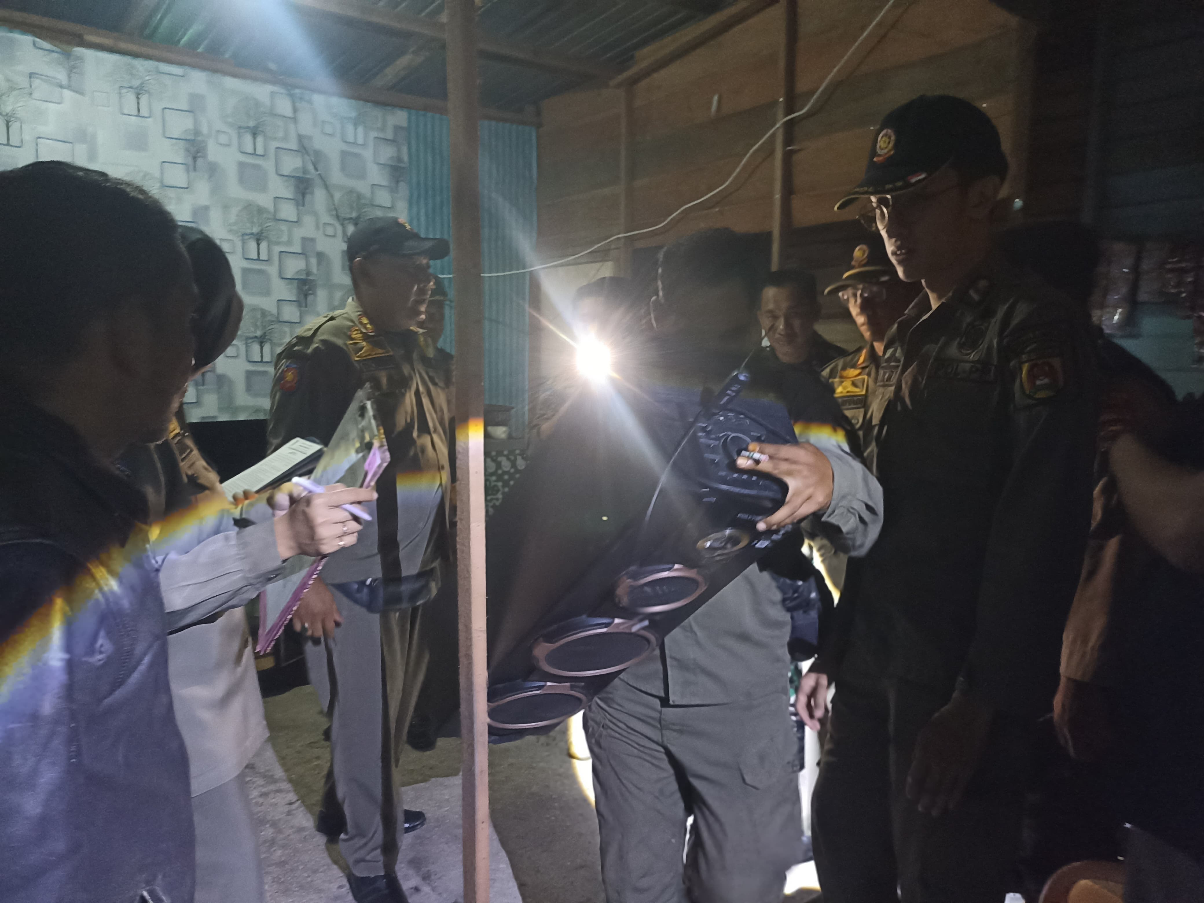 MEMBONGKAR: Satpol PP Kota Banjarbaru membongkar aktivitas hiburan malam ilegal di kawasan LIK Liang Anggang.