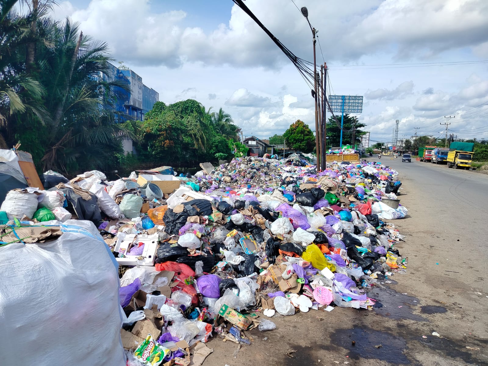 MENGGUNUNG: Tumpukan sampah di TPS Jalan Tembus Terminal Handil Bakti, Kecamatan Alalak, Barito Kuala.
