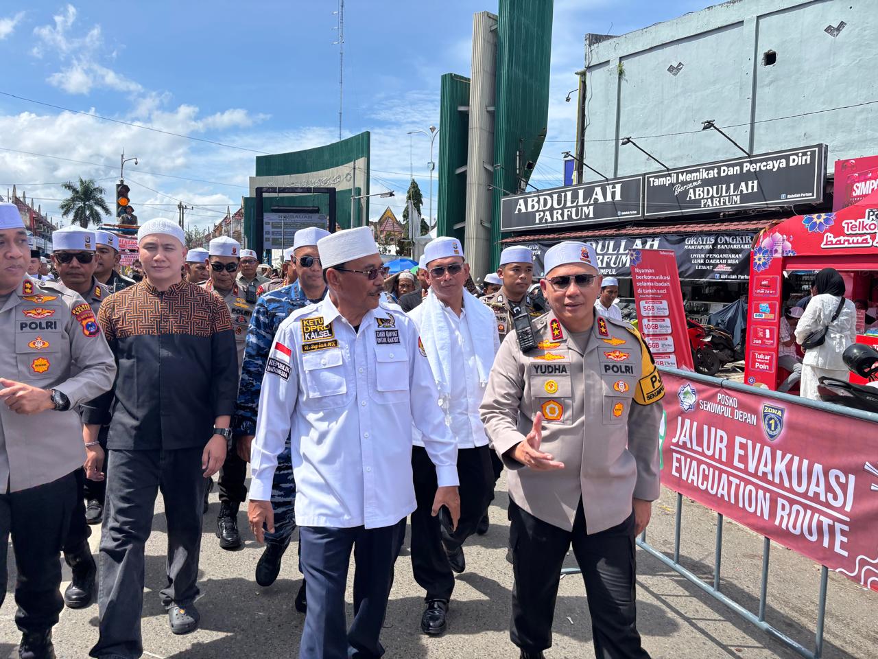 HADIR: Ketua DPRD Kalsel, Supian HK dan Kapolda Kalsel meninjau langsung lokasi momen 5 Rajab di Sekumpul Martapura.