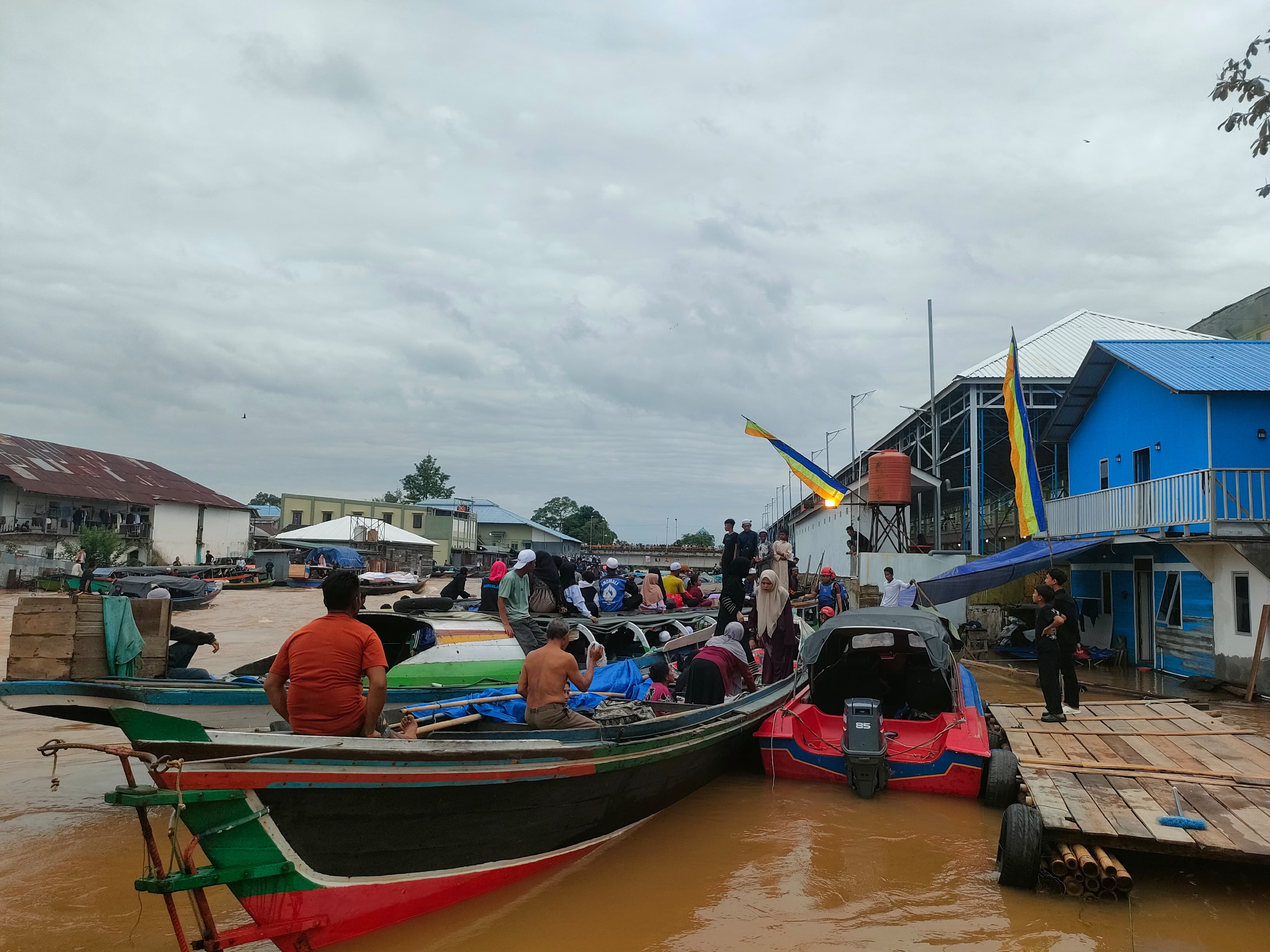 JALUR AIR: Perahu jemaah 5 Rajab merapat ke salah satu dermaga di Sungai Martapura, Kabupaten Banjar.